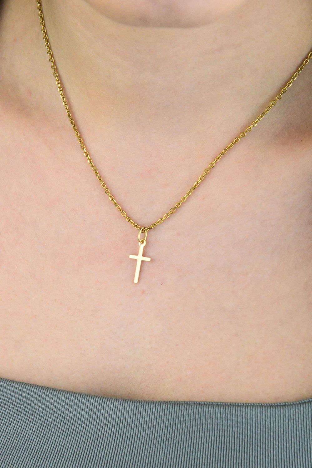 Złoty krzyżyk 375 żółte złoto – delikatna zawieszka religijna na chrzest komunię bierzmowanie.jpg