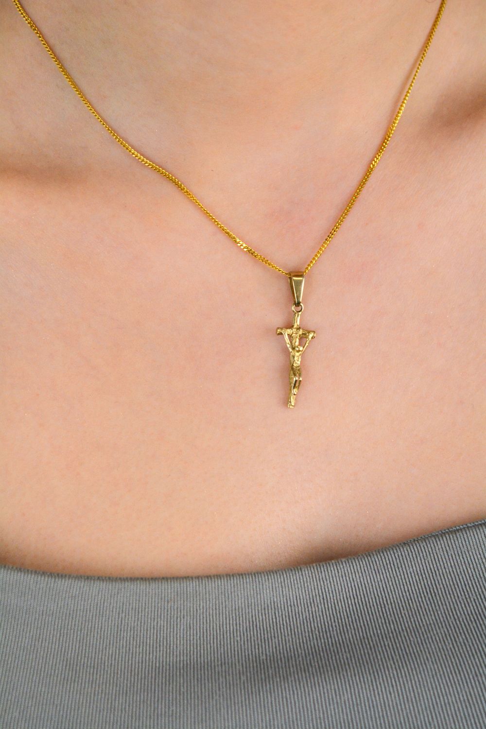 Złota zawieszka krzyżyk z wizerunkiem Jezusa próba 333, DIA-ZAW-1481-333. Biżuteria została wykonana z największą starannością i dbałością o każdy detal i szczegół. Do krzyżyka można dobrać 1.jpg