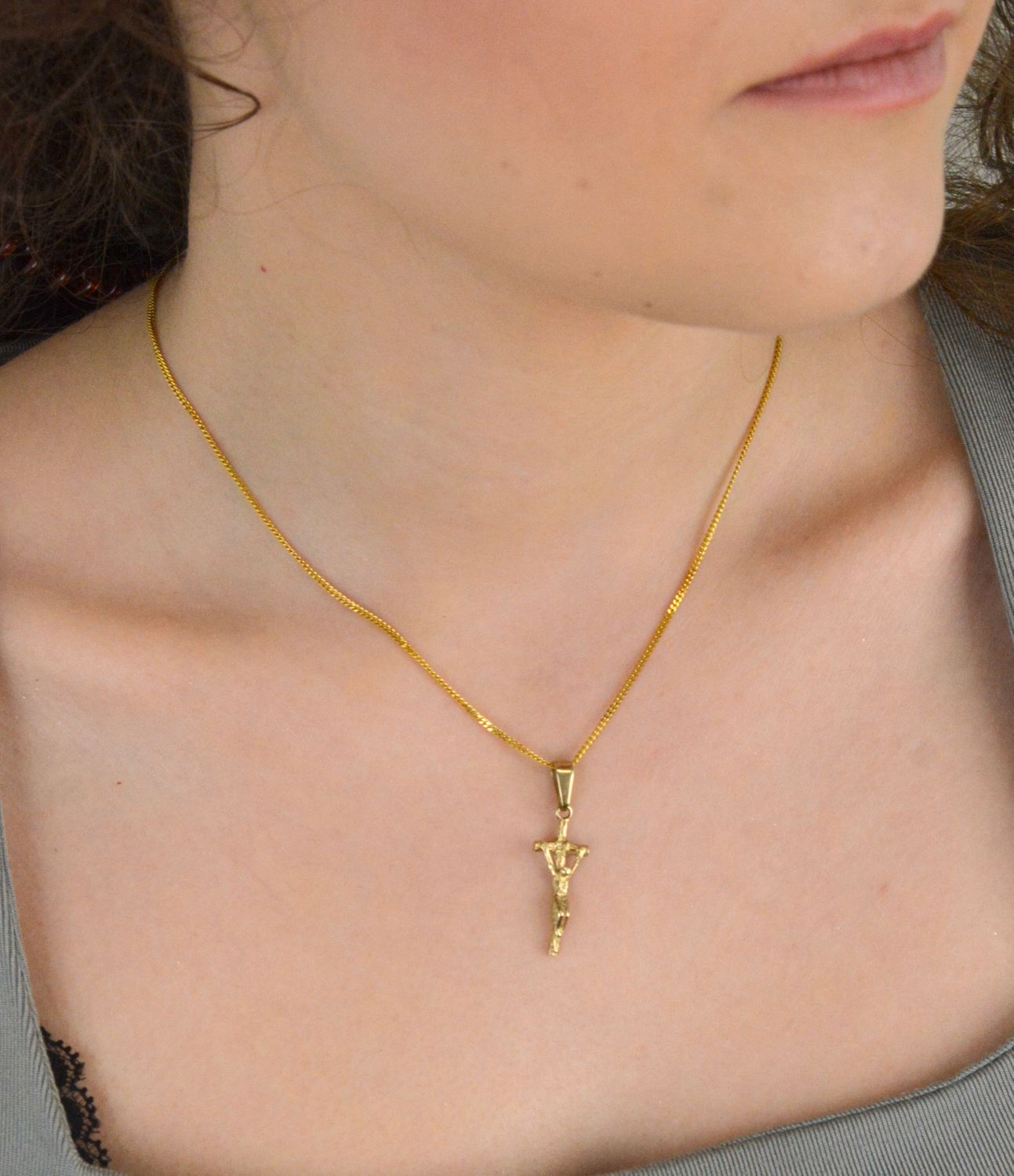 Złota zawieszka krzyżyk z wizerunkiem Jezusa próba 333, DIA-ZAW-1481-333. Biżuteria została wykonana z największą starannością i dbałością o każdy detal i szczegół. Do krzyżyka można dobrać 1.jpg