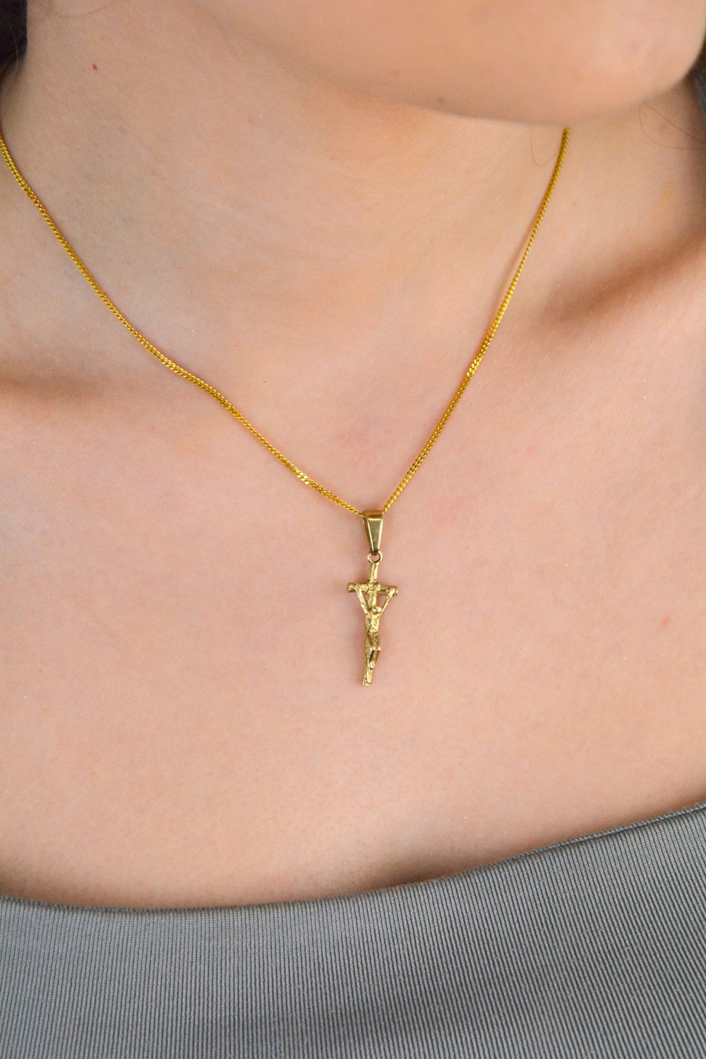 Złota zawieszka krzyżyk z wizerunkiem Jezusa próba 333, DIA-ZAW-1481-333. Biżuteria została wykonana z największą starannością i dbałością o każdy detal i szczegół. Do krzyżyka można dobrać 1.jpg