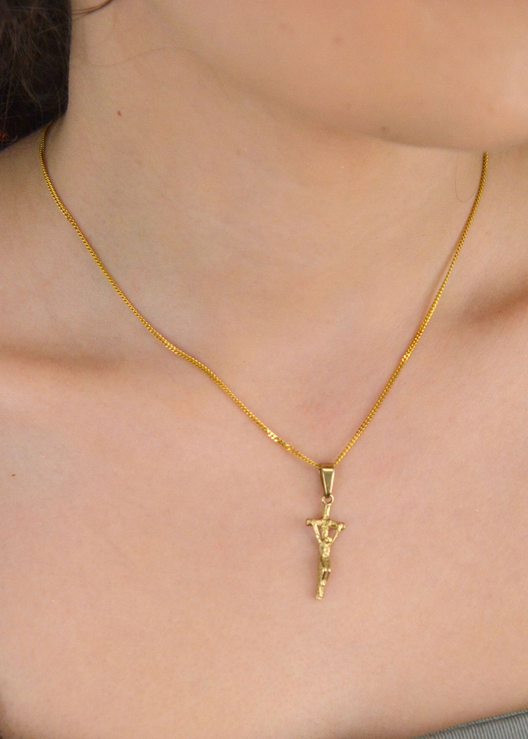 Złota zawieszka krzyżyk z wizerunkiem Jezusa próba 333, DIA-ZAW-1481-333. Biżuteria została wykonana z największą starannością i dbałością o każdy detal i szczegół. Do krzyżyka można dobrać 1.jpg