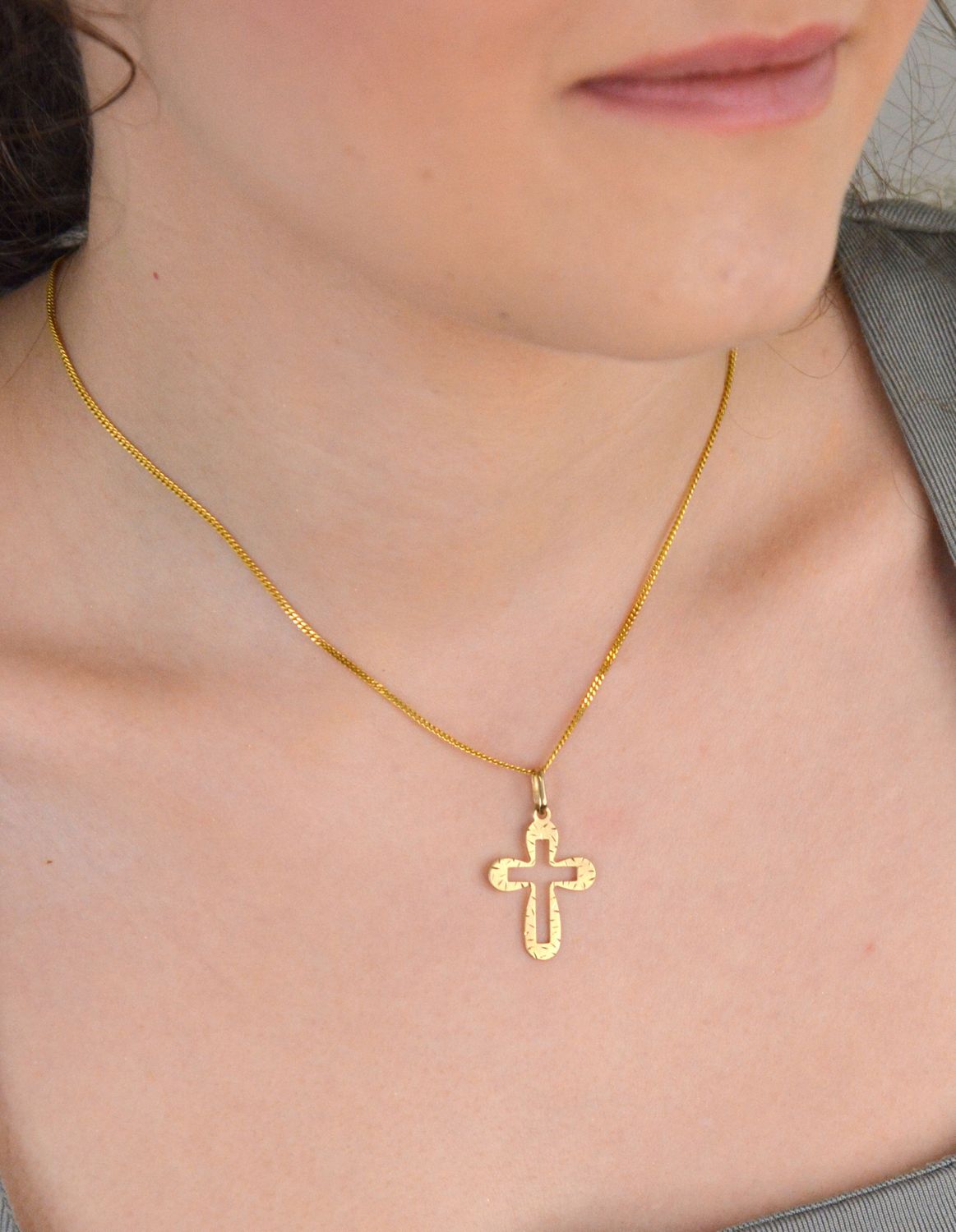 Złota zawieszka krzyżyk grawerowany, zaokrąglony DIA-ZAW-1483-333, próba 333. Złoty krzyżyk zaokrąglony, to bardzo elegancki wybór na prezent, który jest subtelny i ponadczasowy. 1.jpg