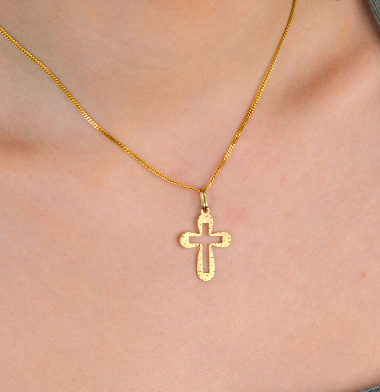 Złota zawieszka krzyżyk grawerowany, zaokrąglony DIA-ZAW-1483-333, próba 333. Złoty krzyżyk zaokrąglony, to bardzo elegancki wybór na prezent, który jest subtelny i ponadczasowy. 1.jpg