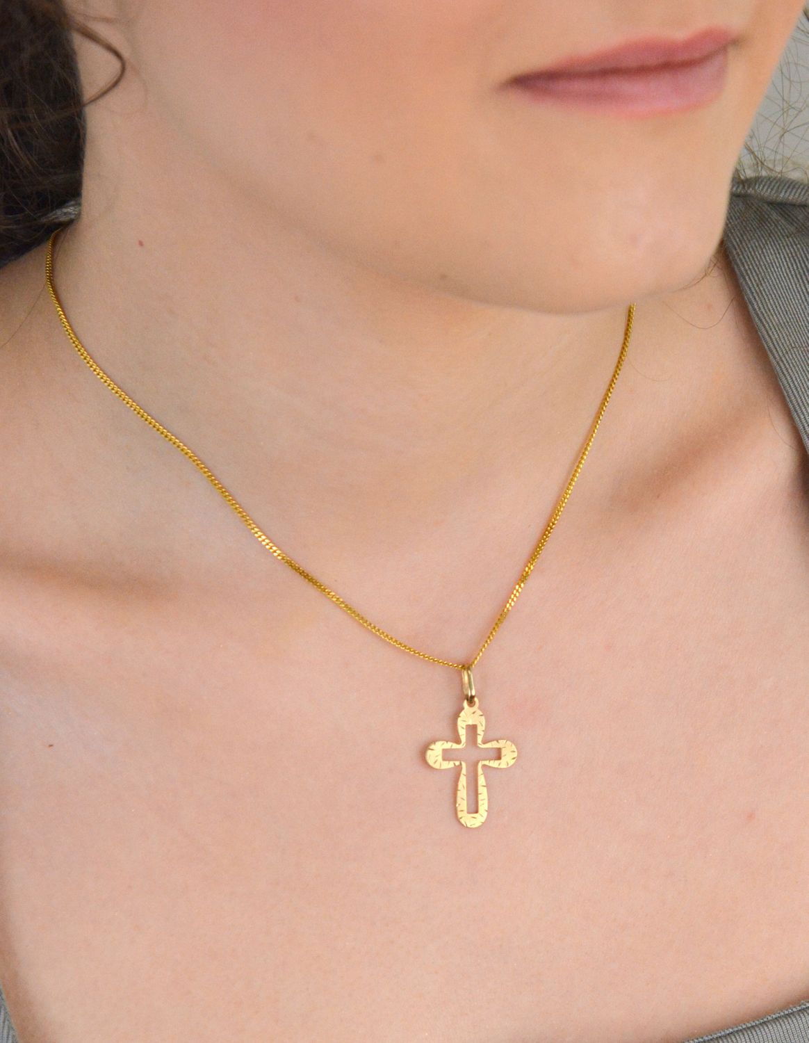 Złota zawieszka krzyżyk grawerowany, zaokrąglony DIA-ZAW-1483-333, próba 333. Złoty krzyżyk zaokrąglony, to bardzo elegancki wybór na prezent, który jest subtelny i ponadczasowy. 1.jpg