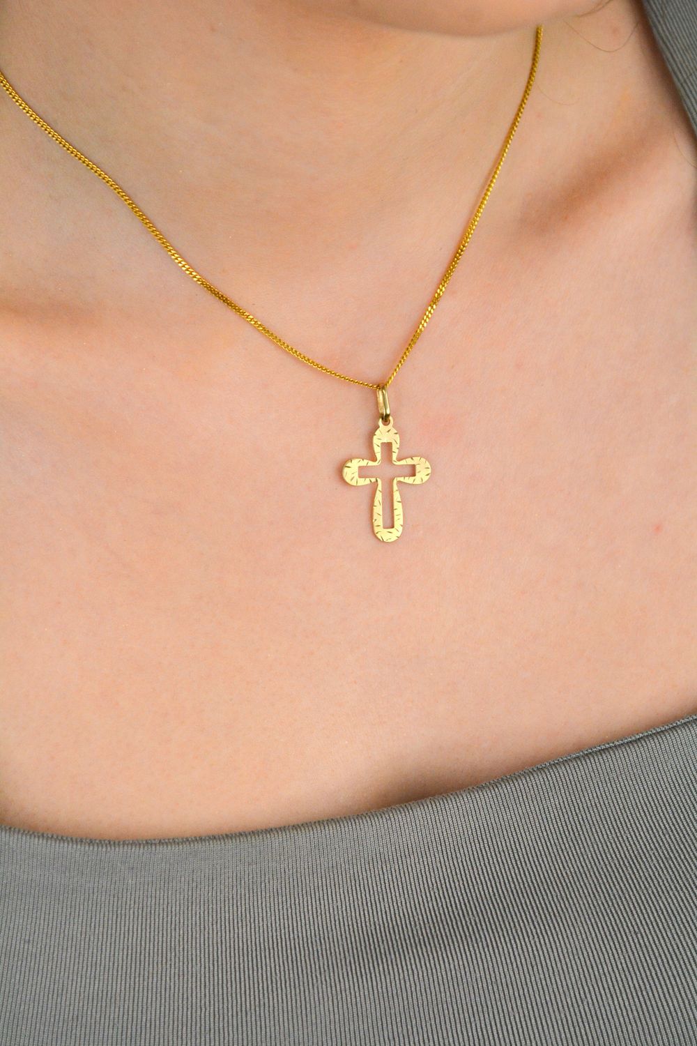 Złota zawieszka krzyżyk grawerowany, zaokrąglony DIA-ZAW-1483-333, próba 333. Złoty krzyżyk zaokrąglony, to bardzo elegancki wybór na prezent, który jest subtelny i ponadczasowy. 1.jpg