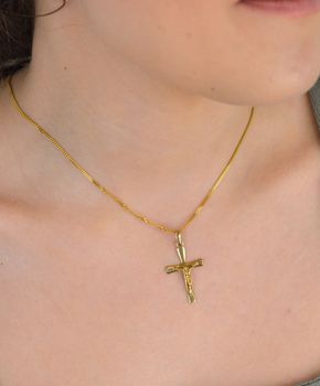 Złota zawieszka krzyżyk z wizerunkiem próba 333, DIA-ZAW-1484-333. Biżuteria została wykonana z największą starannością i dbałością o każdy detal i szczegół. Złoty krzyżyk na prezent to wyjątkowy wybór. Złoty krzyżyk (1).JPG