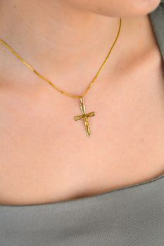 Złota zawieszka krzyżyk z wizerunkiem próba 333, DIA-ZAW-1484-333. Biżuteria została wykonana z największą starannością i dbałością o każdy detal i szczegół. Złoty krzyżyk na prezent to wyjątkowy wybór. Złoty krzyżyk (1 (5).JPG