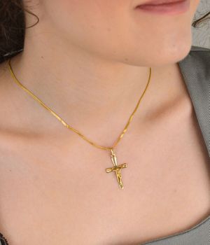 Złota zawieszka krzyżyk z wizerunkiem próba 333, DIA-ZAW-1484-333. Biżuteria została wykonana z największą starannością i dbałością o każdy detal i szczegół. Złoty krzyżyk na prezent to wyjątkowy wybór. Złoty krzyżyk (1.JPG