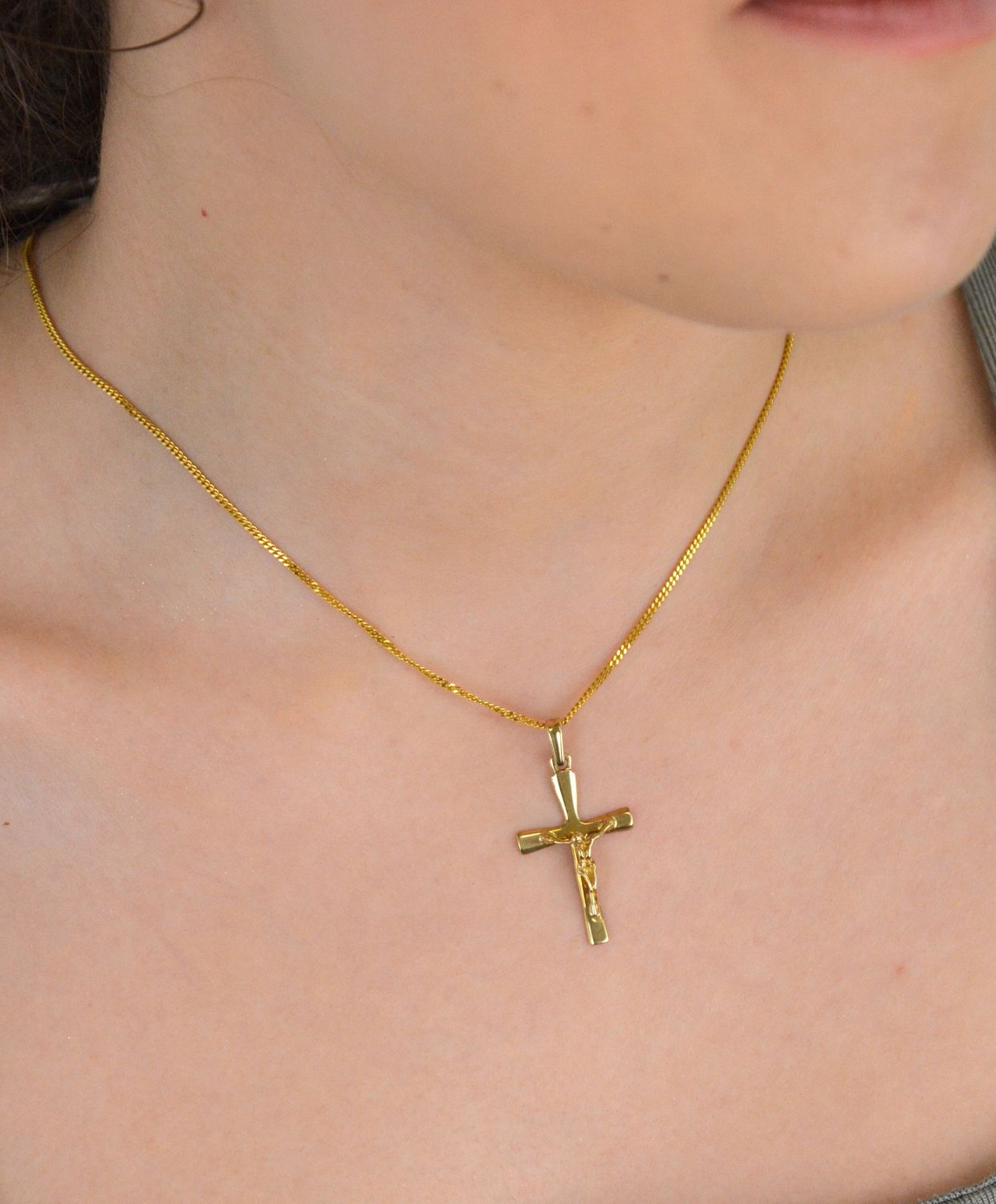 Złota zawieszka krzyżyk z wizerunkiem próba 333, DIA-ZAW-1484-333. Biżuteria została wykonana z największą starannością i dbałością o każdy detal i szczegół. 1.jpg