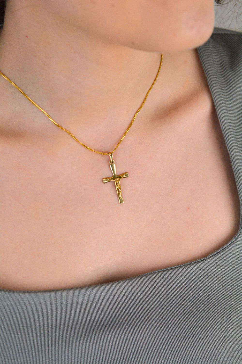 Złota zawieszka krzyżyk z wizerunkiem próba 333, DIA-ZAW-1484-333. Biżuteria została wykonana z największą starannością i dbałością o każdy detal i szczegół. 1.jpg