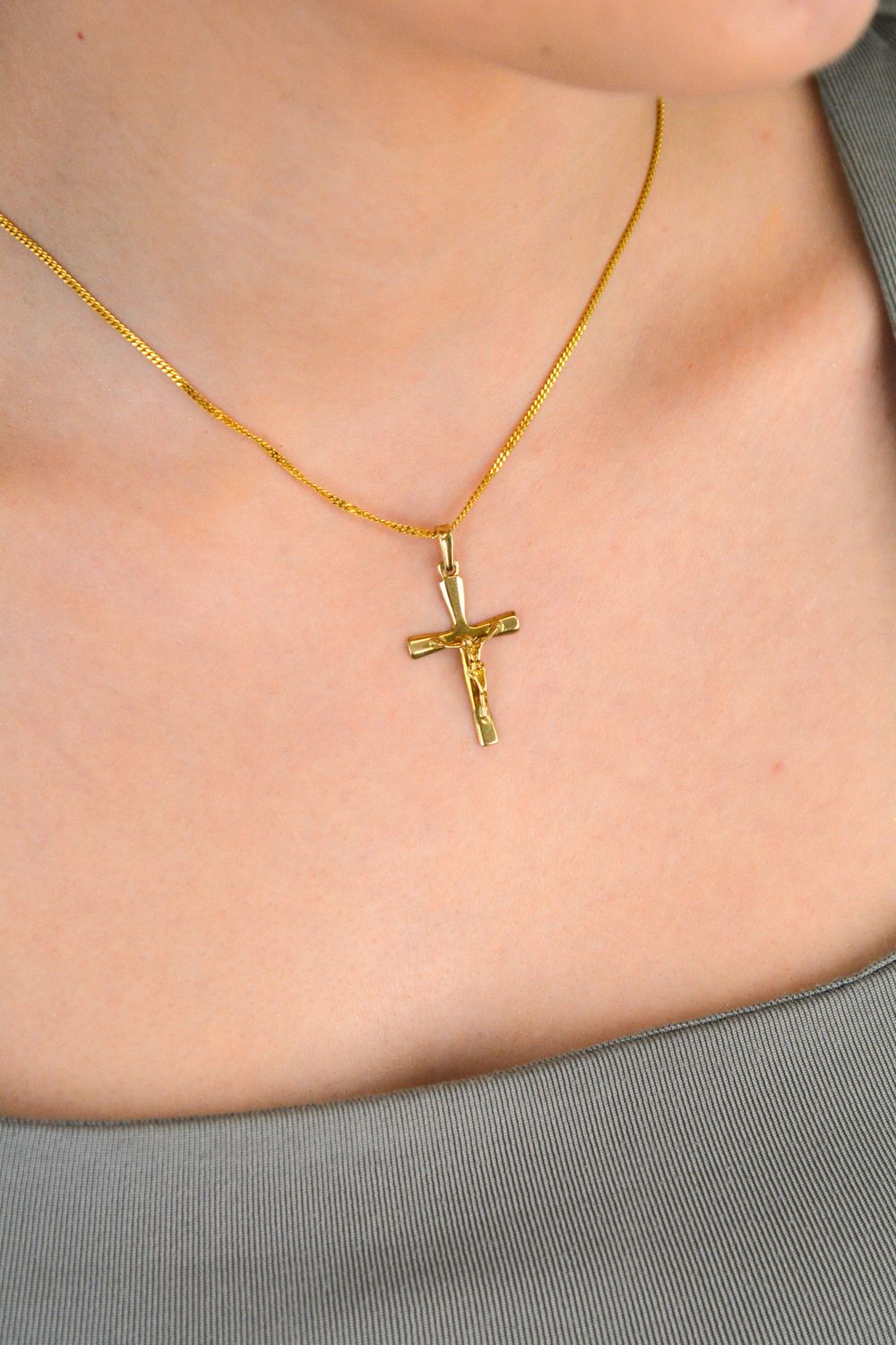 Złota zawieszka krzyżyk z wizerunkiem próba 333, DIA-ZAW-1484-333. Biżuteria została wykonana z największą starannością i dbałością o każdy detal i szczegół. 1.jpg