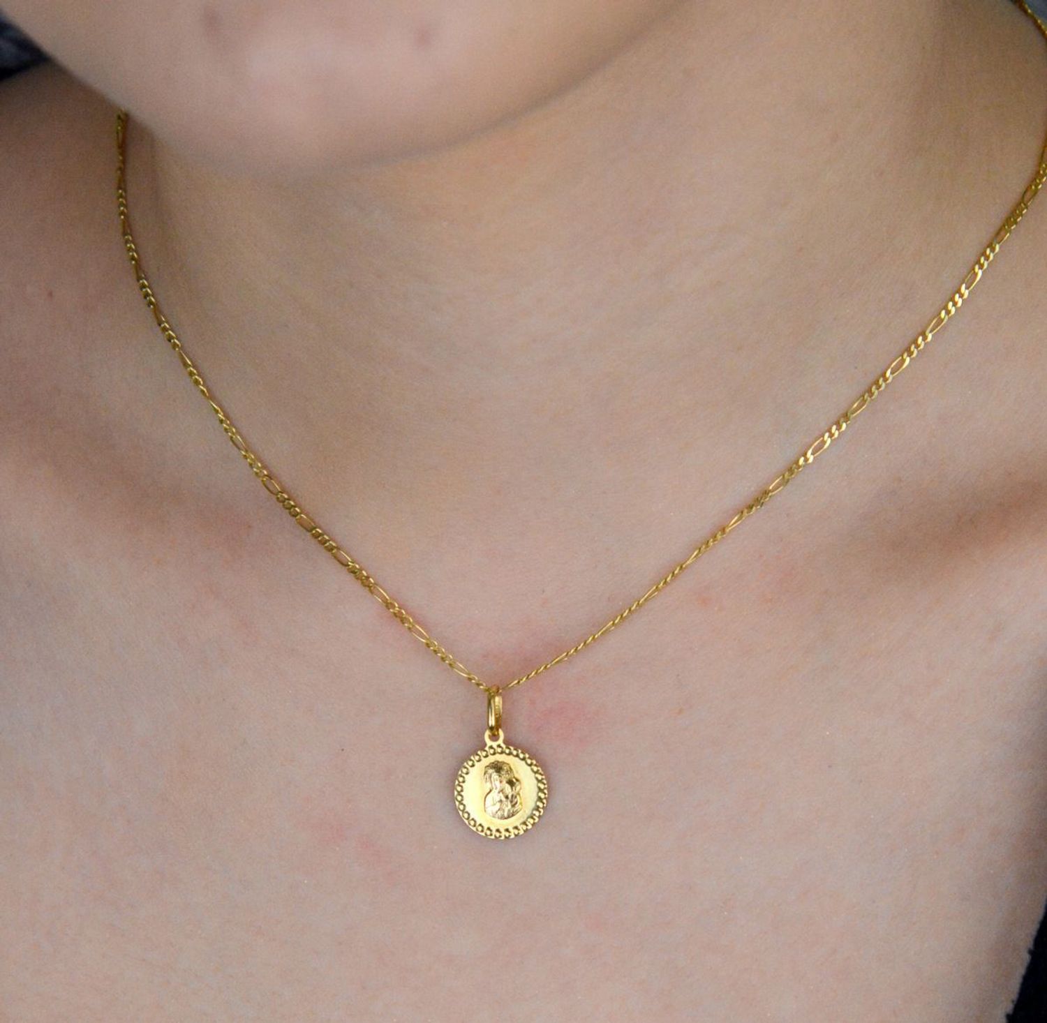 Zawieszka złota okrągły medalik Matka Boska Częstochowska DIA-ZAW-1489-333. Wyjątkowa biżuteria sprawdzi się idealnie jako prezent i upamiętnienie takich chwil jak 1.jpg