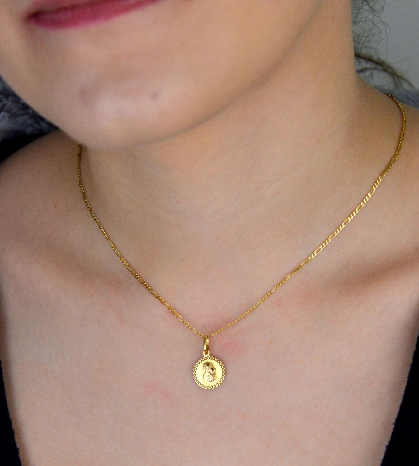 Zawieszka złota okrągły medalik Matka Boska Częstochowska DIA-ZAW-1489-333. Wyjątkowa biżuteria sprawdzi się idealnie jako prezent i upamiętnienie takich chwil jak 1.jpg
