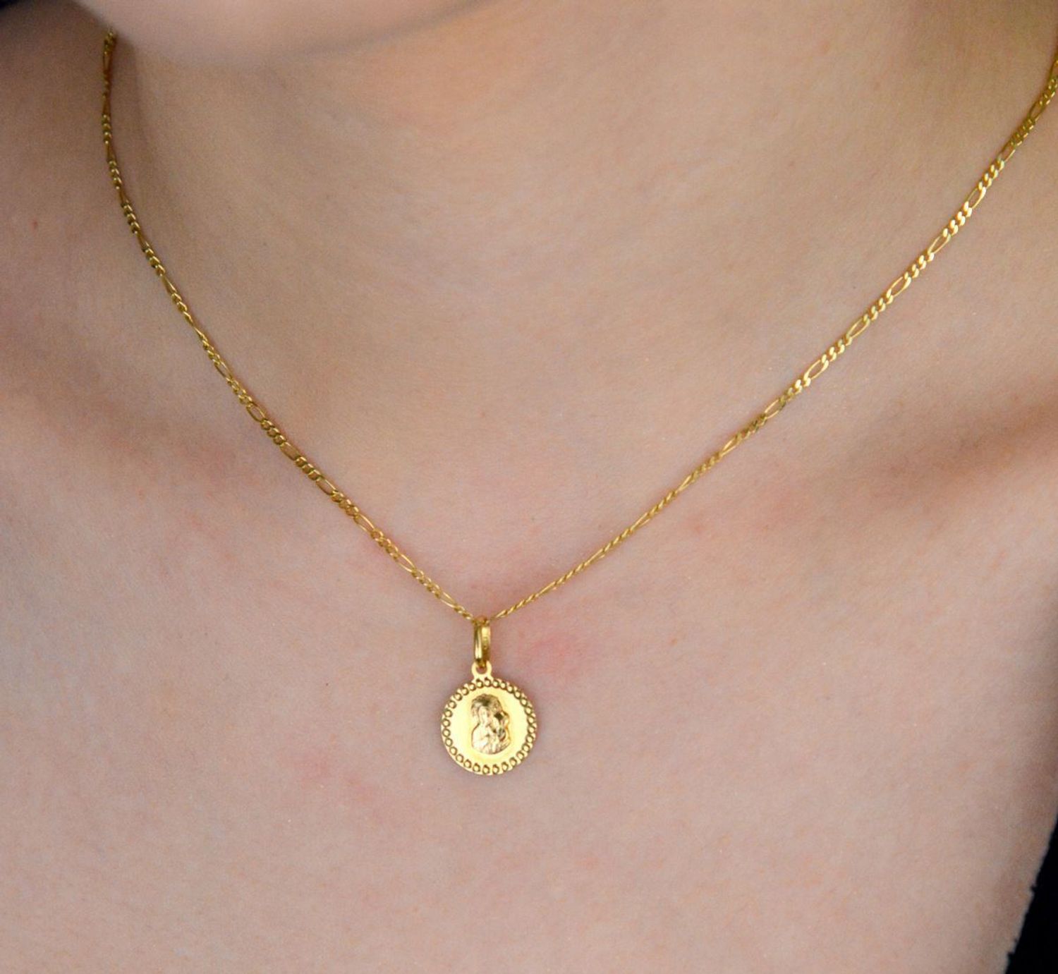 Zawieszka złota okrągły medalik Matka Boska Częstochowska DIA-ZAW-1489-333. Wyjątkowa biżuteria sprawdzi się idealnie jako prezent i upamiętnienie takich chwil jak 1.jpg