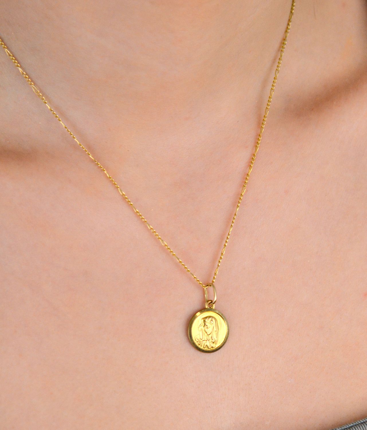 Zawieszka złota medalik Matka Boska próba 333, DIA-ZAW-1490-333. Złota zawieszka 333 medalik z wizerunkiem Matki Boskiej. Medalik będący wspaniałą pamiątką i prezentem z okazji chrztu, 1.jpg
