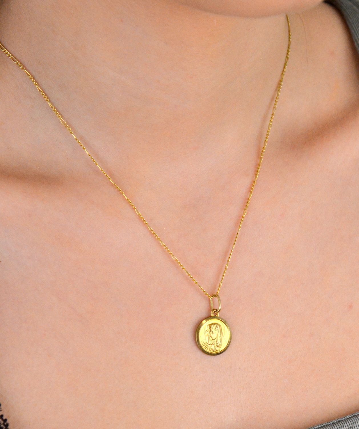 Zawieszka złota medalik Matka Boska próba 333, DIA-ZAW-1490-333. Złota zawieszka 333 medalik z wizerunkiem Matki Boskiej. Medalik będący wspaniałą pamiątką i prezentem z okazji chrztu, 1.jpg