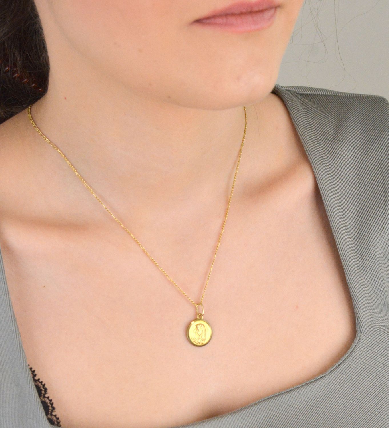 Zawieszka złota medalik Matka Boska próba 333, DIA-ZAW-1490-333. Złota zawieszka 333 medalik z wizerunkiem Matki Boskiej. Medalik będący wspaniałą pamiątką i prezentem z okazji chrztu, 1.jpg