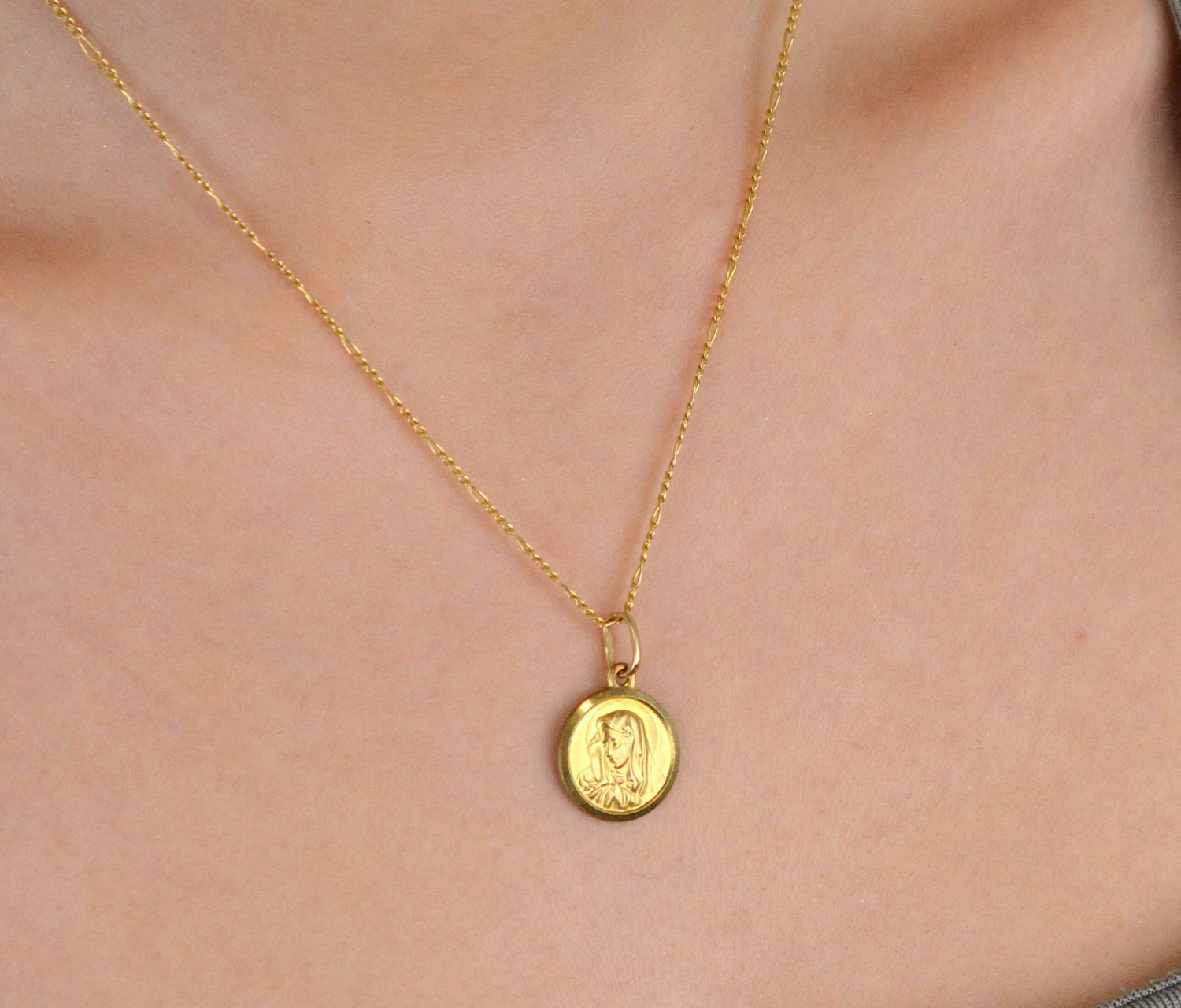 Zawieszka złota medalik Matka Boska próba 333, DIA-ZAW-1490-333. Złota zawieszka 333 medalik z wizerunkiem Matki Boskiej. Medalik będący wspaniałą pamiątką i prezentem z okazji chrztu, 1.jpg