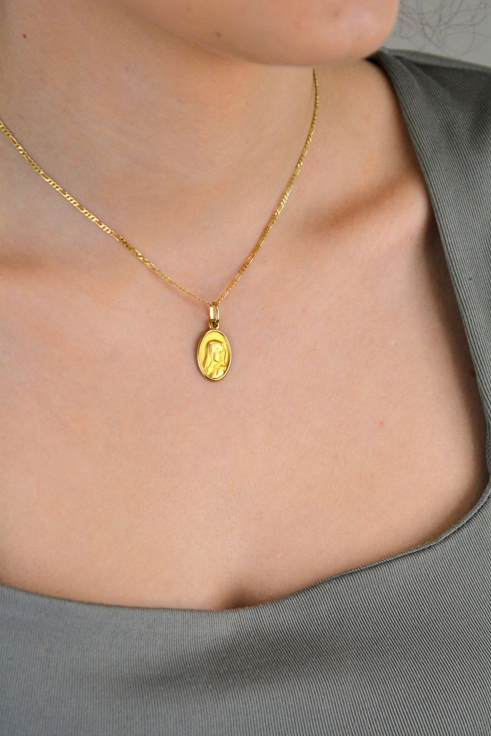 Zawieszka złota medalik Matka Boska próba 333, DIA-ZAW-1491-333. Złota zawieszka 333 medalik z wizerunkiem Matki Boskiej. Medalik będący wspaniałą pamiątką i prezente1.jpg