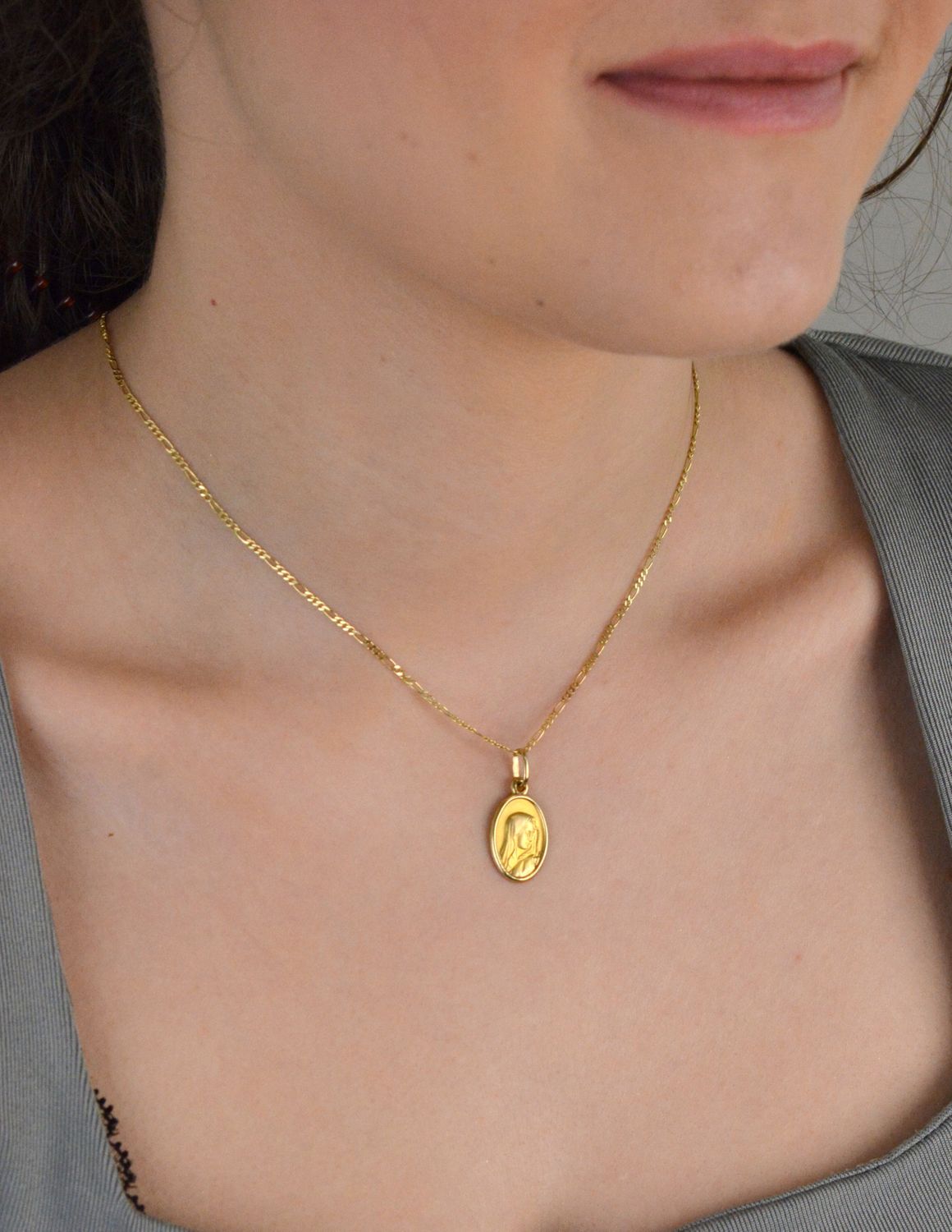 Zawieszka złota medalik Matka Boska próba 333, DIA-ZAW-1491-333. Złota zawieszka 333 medalik z wizerunkiem Matki Boskiej. Medalik będący wspaniałą pamiątką i prezente1.jpg