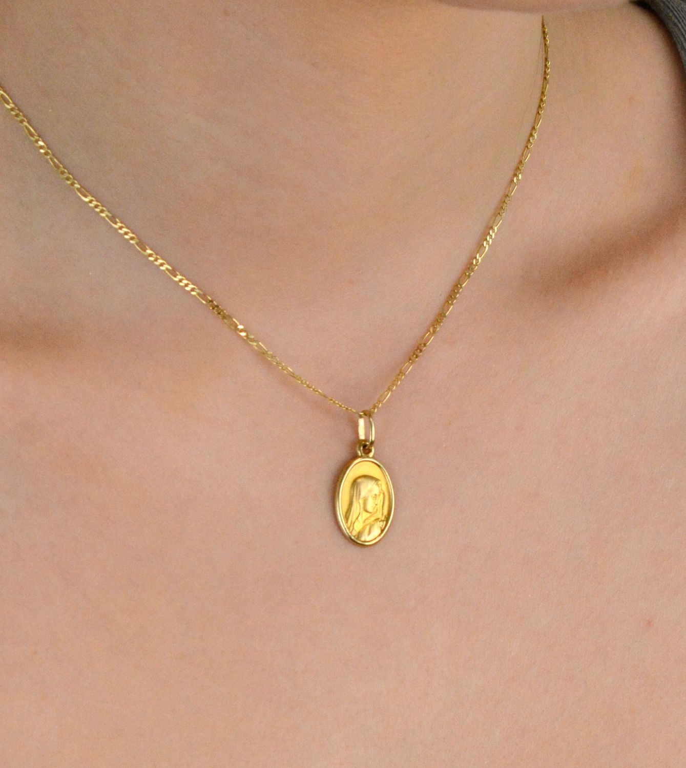 Zawieszka złota medalik Matka Boska próba 333, DIA-ZAW-1491-333. Złota zawieszka 333 medalik z wizerunkiem Matki Boskiej. Medalik będący wspaniałą pamiątką i prezente1.jpg