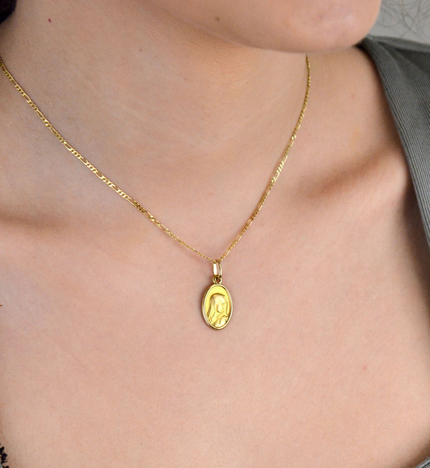 Zawieszka złota medalik Matka Boska próba 333, DIA-ZAW-1491-333. Złota zawieszka 333 medalik z wizerunkiem Matki Boskiej. Medalik będący wspaniałą pamiątką i prezente1.jpg