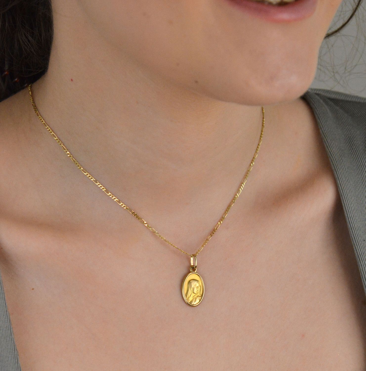 Zawieszka złota medalik Matka Boska próba 333, DIA-ZAW-1491-333. Złota zawieszka 333 medalik z wizerunkiem Matki Boskiej. Medalik będący wspaniałą pamiątką i prezente1.jpg