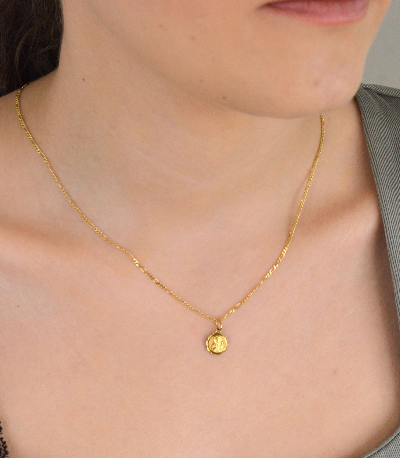 Złota zawieszka zdobiony medalik Matka Boska Częstochowska DIA-ZAW-1492-333. Medalik w oryginalnym kształcie z wizerunkiem Matki Boskiej. Religijną biżuterię wykonano z 8-karatowego żółtego 1.jpg