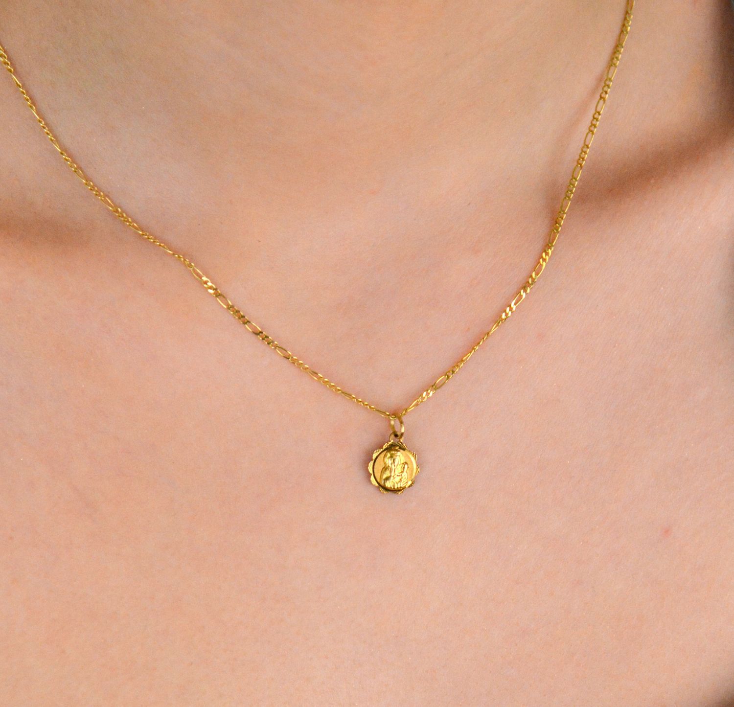 Złota zawieszka zdobiony medalik Matka Boska Częstochowska DIA-ZAW-1492-333. Medalik w oryginalnym kształcie z wizerunkiem Matki Boskiej. Religijną biżuterię wykonano z 8-karatowego żółtego 1.jpg