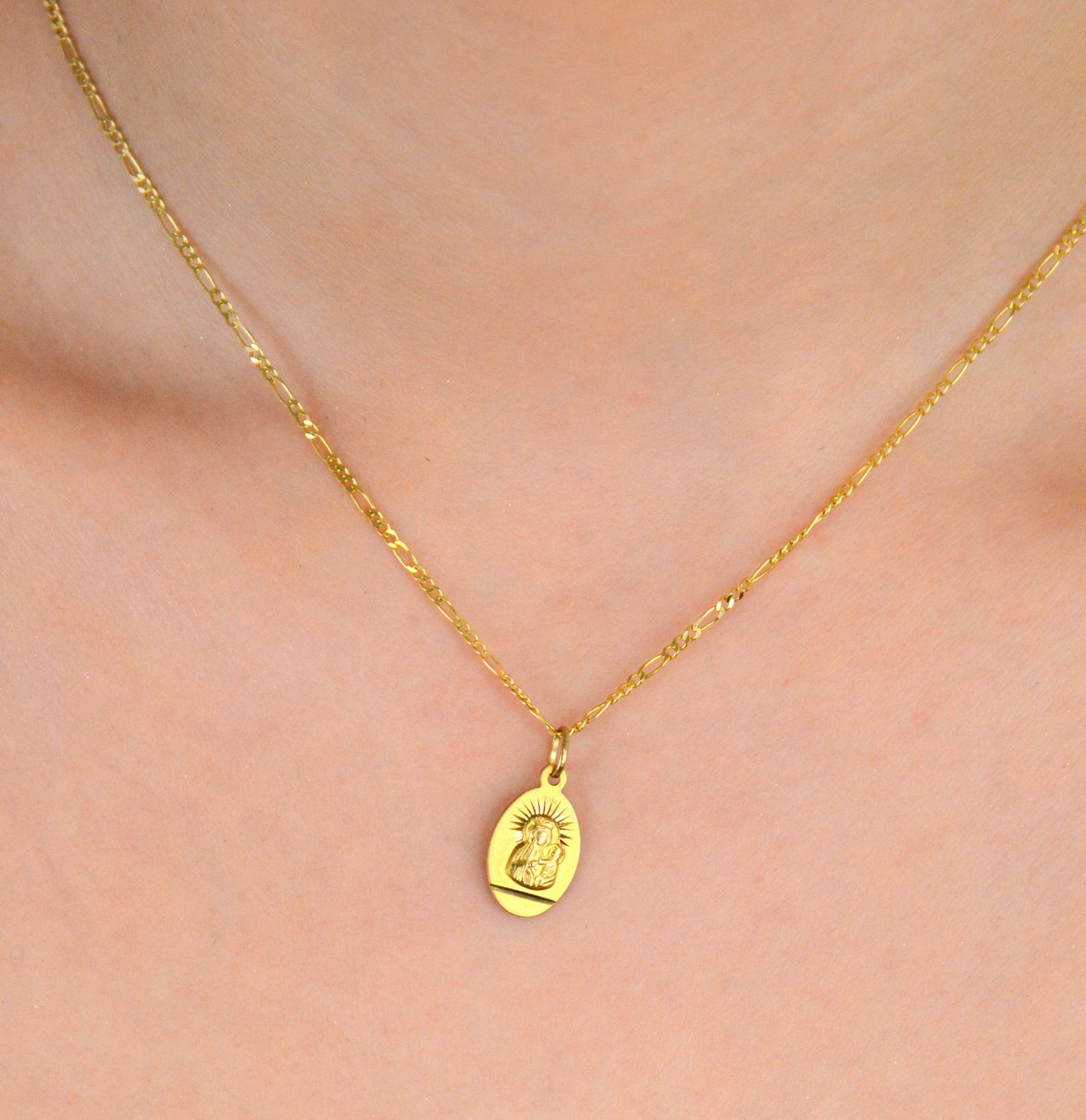 Zawieszka złota grawerowany medalik Matka Boska próba 333, DIA-ZAW-1493-333. Złota zawieszka 333 medalik z wizerunkiem Matki Boskiej. Medalik będący wspaniałą pamiątką i prezentem z okazji 1.jpg