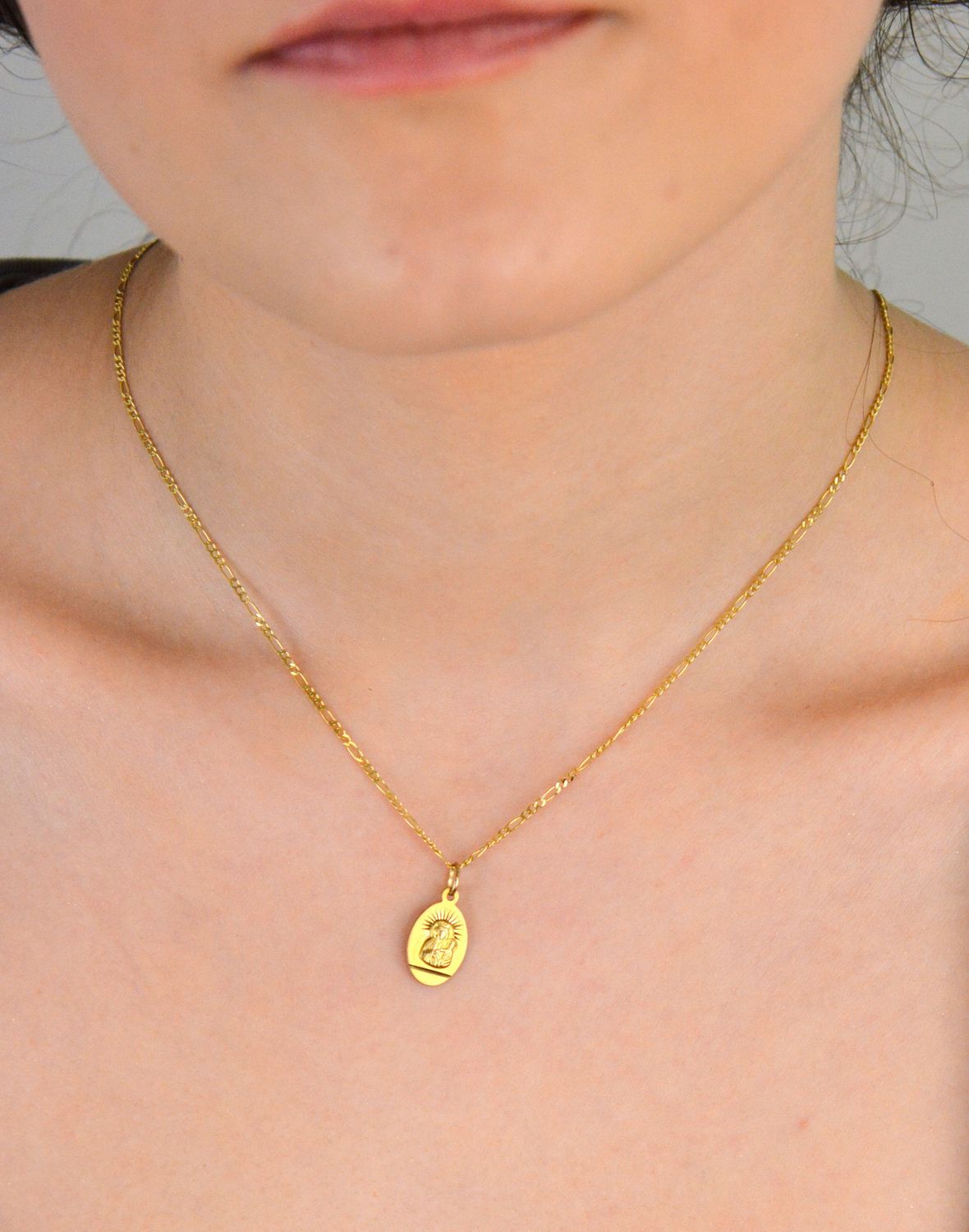 Zawieszka złota grawerowany medalik Matka Boska próba 333, DIA-ZAW-1493-333. Złota zawieszka 333 medalik z wizerunkiem Matki Boskiej. Medalik będący wspaniałą pamiątką i prezentem z okazji 1.jpg