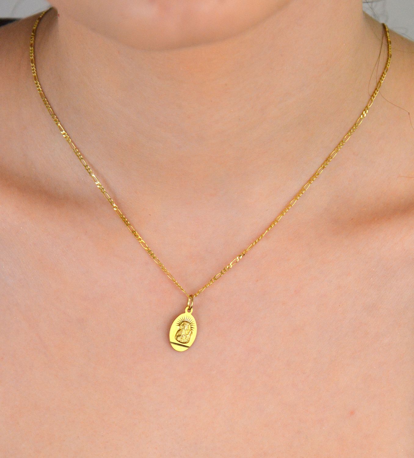 Zawieszka złota grawerowany medalik Matka Boska próba 333, DIA-ZAW-1493-333. Złota zawieszka 333 medalik z wizerunkiem Matki Boskiej. Medalik będący wspaniałą pamiątką i prezentem z okazji 1.jpg