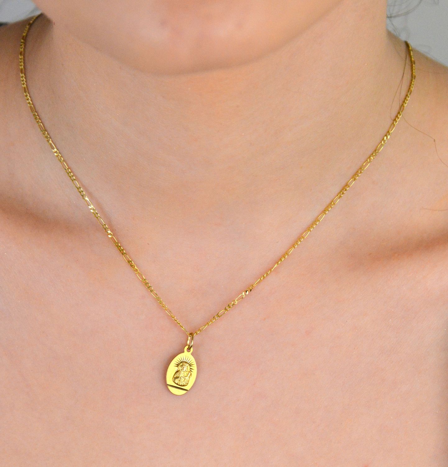 Zawieszka złota grawerowany medalik Matka Boska próba 333, DIA-ZAW-1493-333. Złota zawieszka 333 medalik z wizerunkiem Matki Boskiej. Medalik będący wspaniałą pamiątką i prezentem z okazji 1.jpg