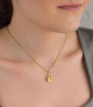 Złota zawieszka okrągły medalik Matka Boska Częstochowska DIA-ZAW-1496-333. Piękny medalik o bogatej symbolice religijnej w okrągłym kształcie. Medalik złoty świetnie sprawdzi się jako prezent na chrzest, bierzmowanie,  (3).JPG