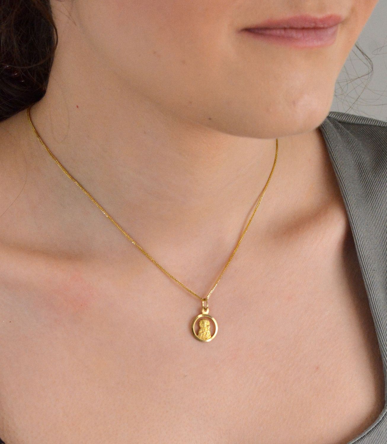 Złota zawieszka okrągły medalik Matka Boska Częstochowska DIA-ZAW-1496-333. Piękny medalik o bogatej symbolice religijnej w okrągłym kształcie. Medalik złoty świetnie sprawdzi się jako 1.jpg