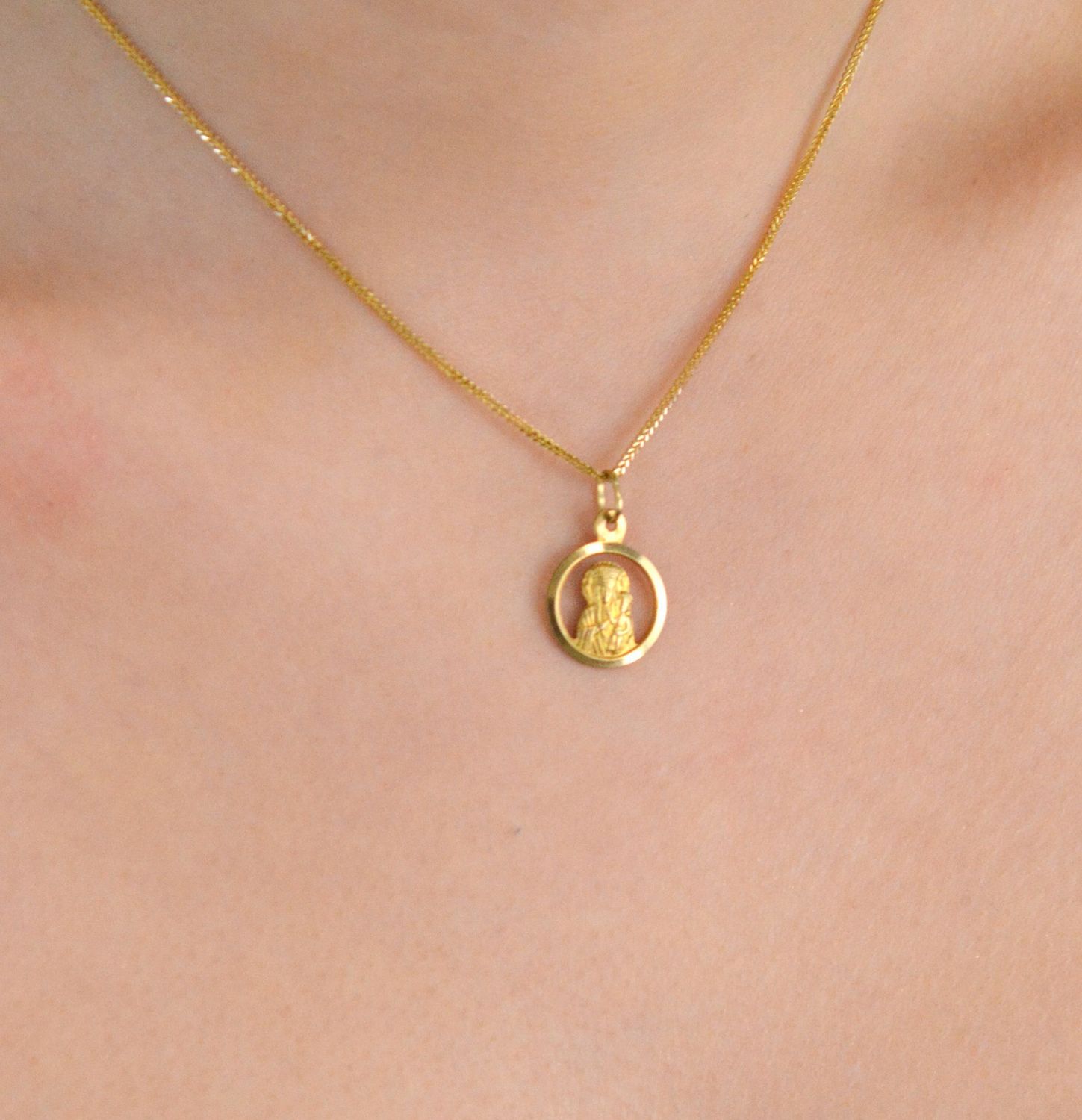 Złota zawieszka okrągły medalik Matka Boska Częstochowska DIA-ZAW-1496-333. Piękny medalik o bogatej symbolice religijnej w okrągłym kształcie. Medalik złoty świetnie sprawdzi się jako 1.jpg