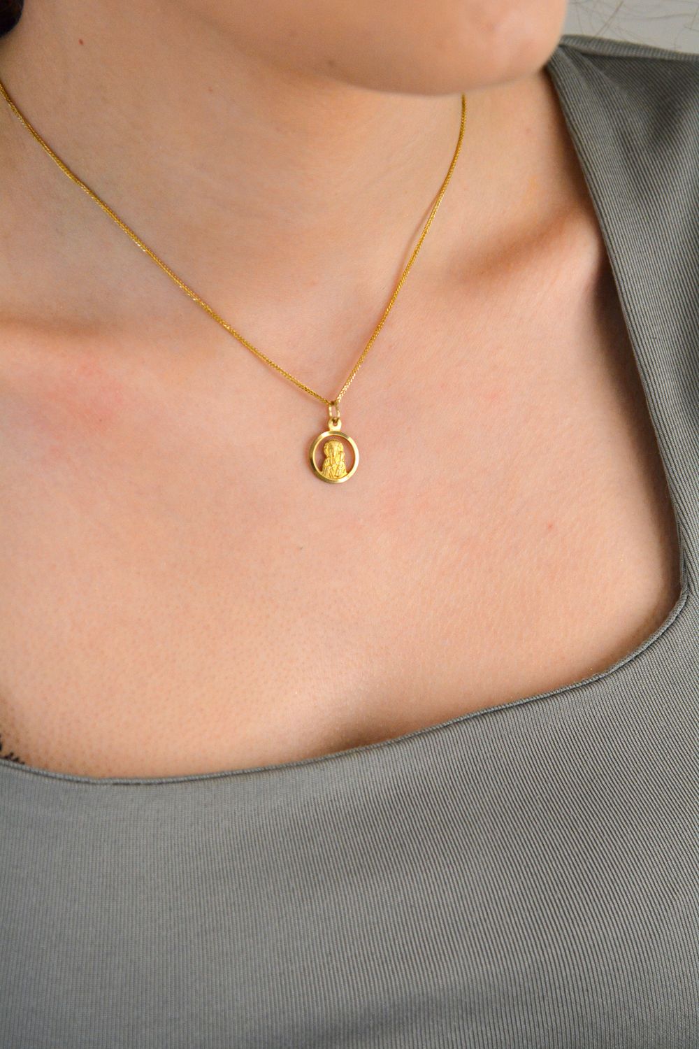 Złota zawieszka okrągły medalik Matka Boska Częstochowska DIA-ZAW-1496-333. Piękny medalik o bogatej symbolice religijnej w okrągłym kształcie. Medalik złoty świetnie sprawdzi się jako 1.jpg