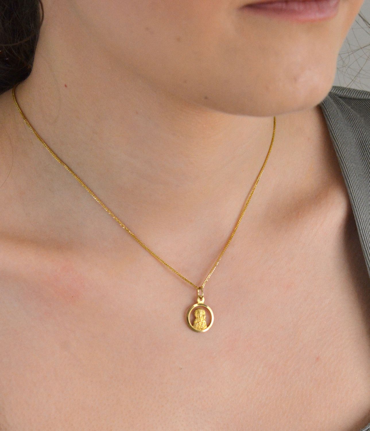 Złota zawieszka okrągły medalik Matka Boska Częstochowska DIA-ZAW-1496-333. Piękny medalik o bogatej symbolice religijnej w okrągłym kształcie. Medalik złoty świetnie sprawdzi się jako 1.jpg