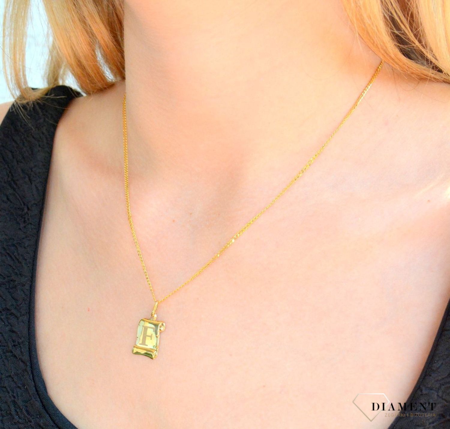 Złota zawieszka literka F na papirusie DIA-ZAW-1500-333. Wisiorek został wykonany z najwyższej jakości złota próby 333 na papirusie. Złoty wisiorek literka F na papirusie. Zawieszka damska z literką. Idealna zawieszka na preze.jpg