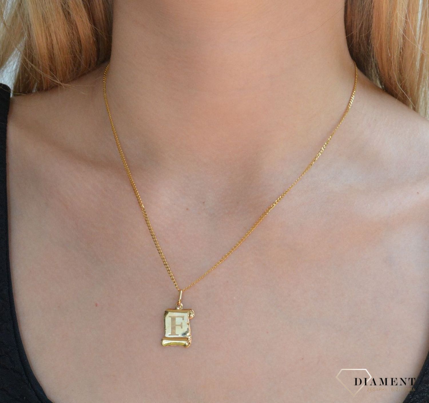 Złota zawieszka literka F na papirusie DIA-ZAW-1500-333. Wisiorek został wykonany z najwyższej jakości złota próby 333 na papirusie. Złoty wisiorek literka F na papirusie. Zawieszka damska z literką. Idealna zawieszka na preze.jpg