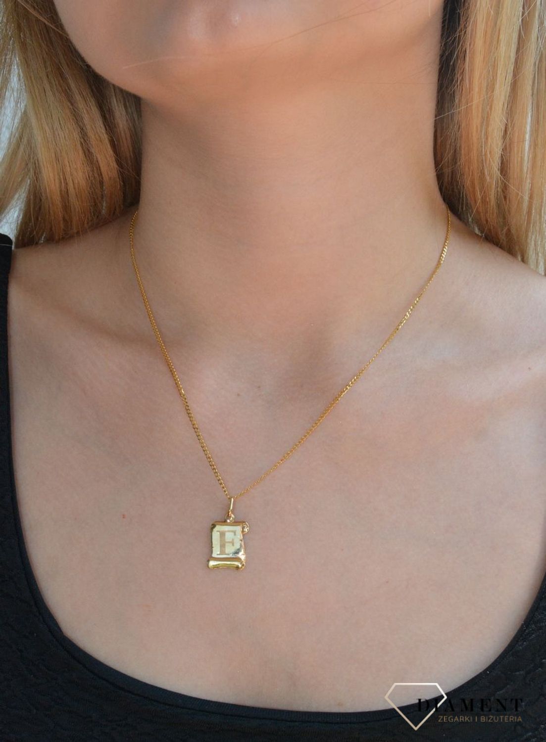 Złota zawieszka literka F na papirusie DIA-ZAW-1500-333. Wisiorek został wykonany z najwyższej jakości złota próby 333 na papirusie. Złoty wisiorek literka F na papirusie. Zawieszka damska z literką. Idealna zawieszka na preze.jpg