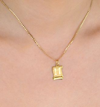 Złota zawieszka papirus Literka H próba 333, DIA-ZAW-1501-333. Elegancka i stylowa złota zawieszka w kształcie papirusu z ozdobną literką H to doskonały wybór dla osób ceniących spersonalizowaną biżuterię. Delikatne zaw (4).JPG