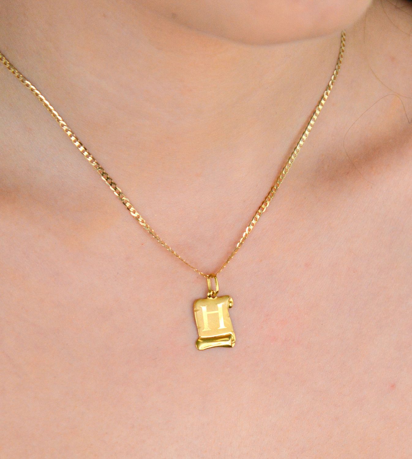 Złota zawieszka papirus Literka H próba 333, DIA-ZAW-1501-333. Elegancka i stylowa złota zawieszka w kształcie papirusu z ozdobną literką H to doskonały wybór dla osób ceniących 1.jpg
