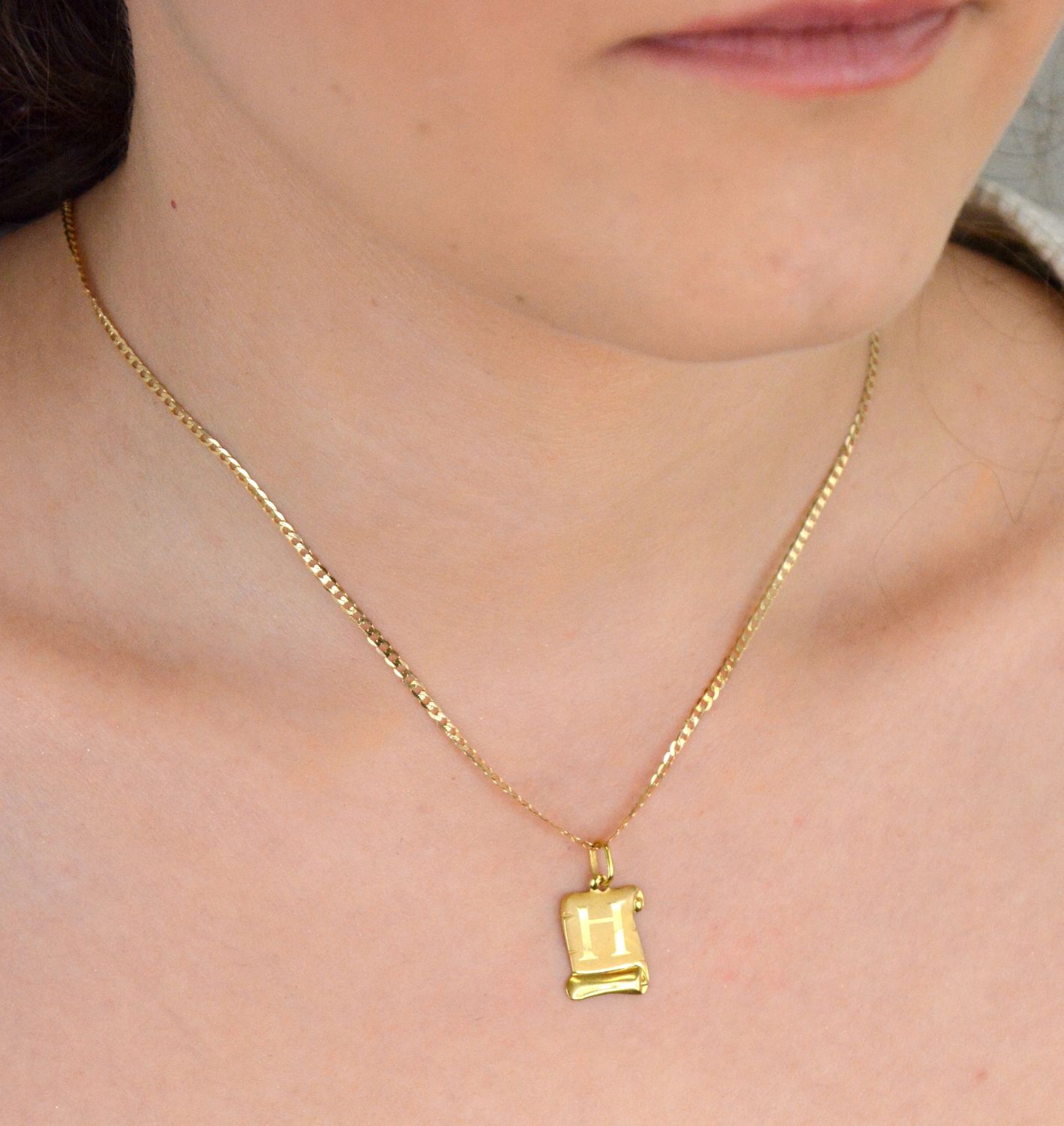 Złota zawieszka papirus Literka H próba 333, DIA-ZAW-1501-333. Elegancka i stylowa złota zawieszka w kształcie papirusu z ozdobną literką H to doskonały wybór dla osób ceniących 1.jpg