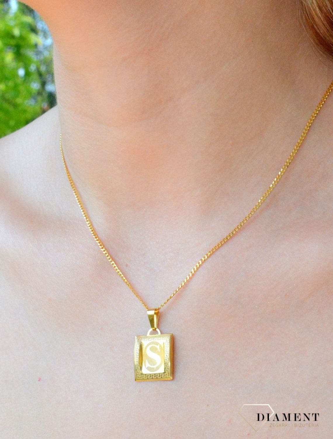 Złota zawieszka literka S na papirusie DIA-ZAW-1513-333. Wisiorek został wykonany z najwyższej jakości złota próby 333 na papirusie. Złoty wisiorek literka S na papirusie. Zawieszka damska z literką. Idealna zawieszka na preze.jpg