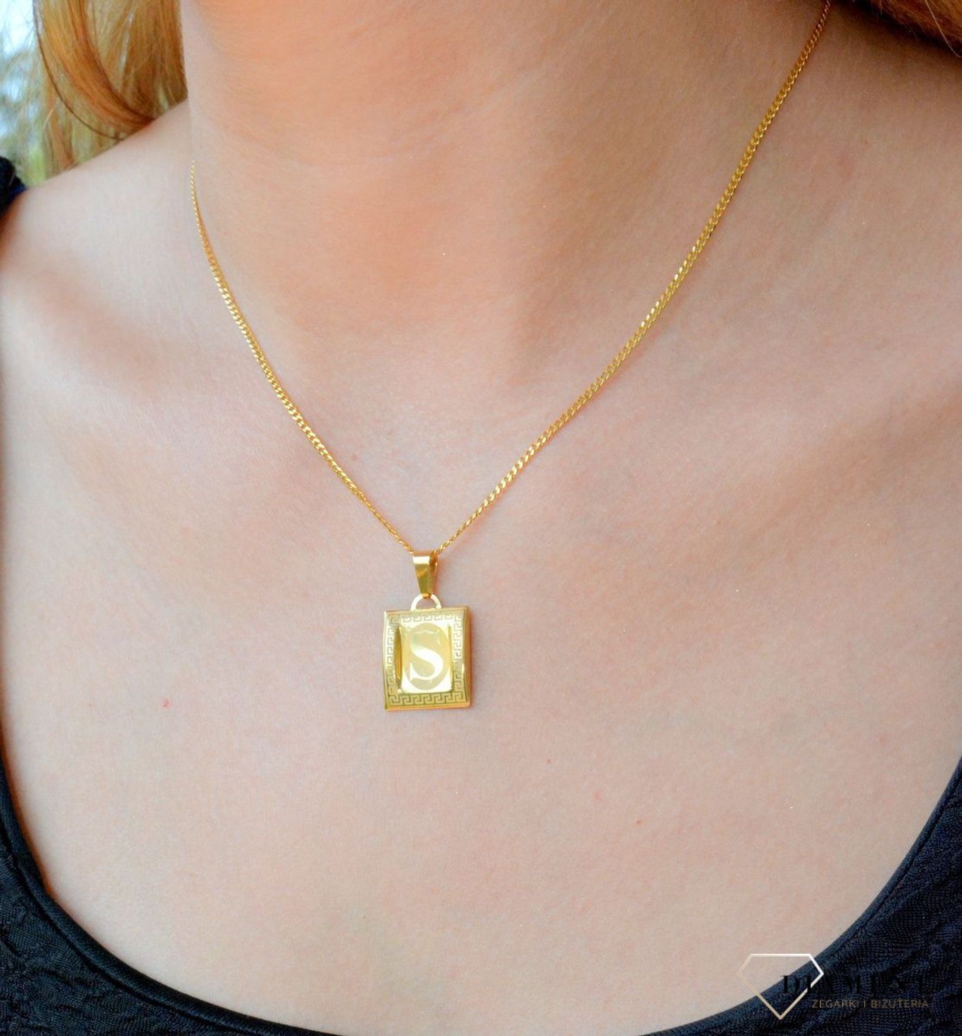 Złota zawieszka literka S na papirusie DIA-ZAW-1513-333. Wisiorek został wykonany z najwyższej jakości złota próby 333 na papirusie. Złoty wisiorek literka S na papirusie. Zawieszka damska z literką. Idealna zawieszka na preze.jpg