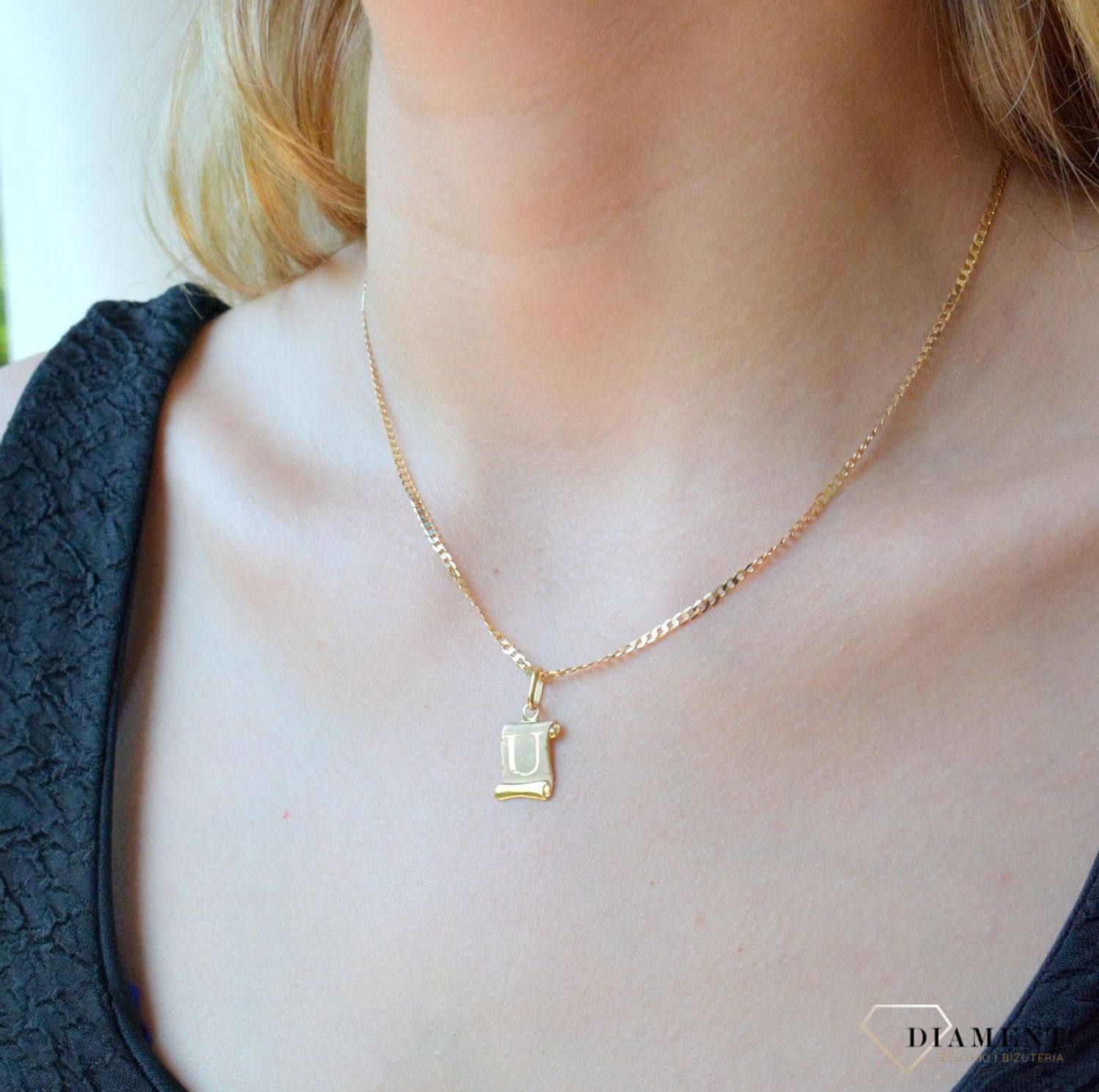 Złota zawieszka literka U na papirusie DIA-ZAW-1517-333. Wisiorek został wykonany z najwyższej jakości złota próby 333 na papirusie. Złoty wisiorek literka U na papirusie. Zawieszka damska z literką. Idealna zawieszka na preze.jpg