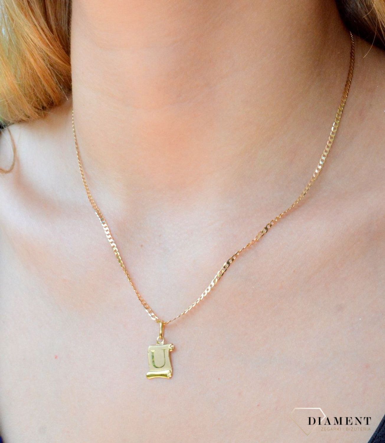 Złota zawieszka literka U na papirusie DIA-ZAW-1517-333. Wisiorek został wykonany z najwyższej jakości złota próby 333 na papirusie. Złoty wisiorek literka U na papirusie. Zawieszka damska z literką. Idealna zawieszka na preze.jpg