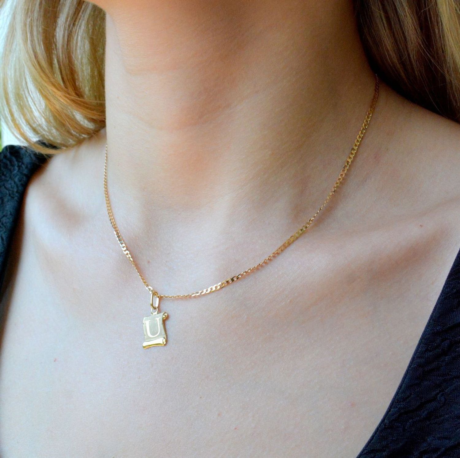 Złota zawieszka literka U na papirusie DIA-ZAW-1517-333. Wisiorek został wykonany z najwyższej jakości złota próby 333 na papirusie. Złoty wisiorek literka U na papirusie. Zawieszka damska z literką. Idealna zawieszka na preze.jpg