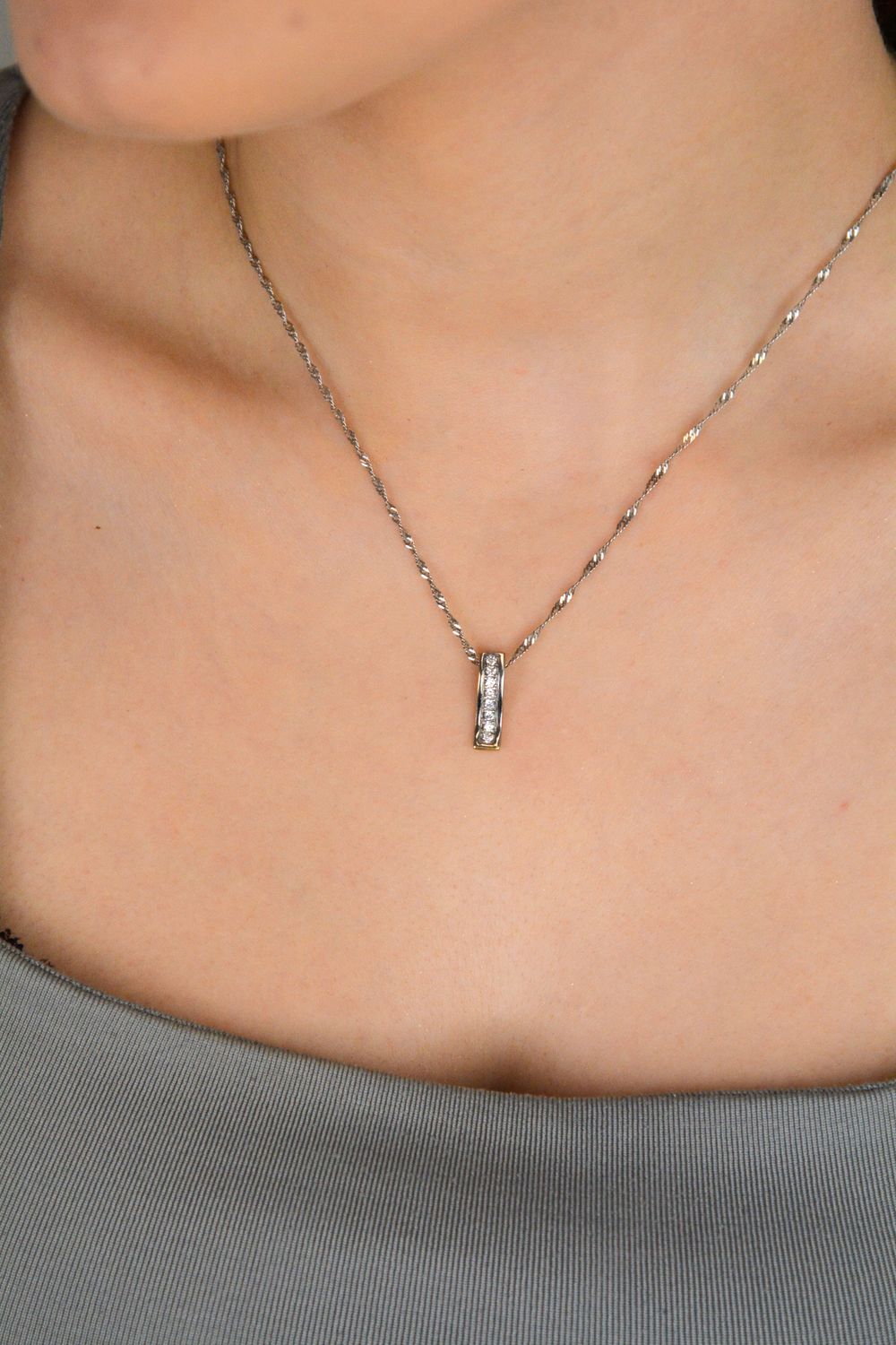 Zawieszka złota patyczek z cyrkoniami i białym złotem próba 333, DIA-ZAW-1522-333 Elegancka złota zawieszka w formie patyczka, ozdobiona cyrkoniami i białym złotem.1.jpg